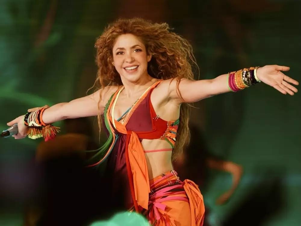Shakira chega ao Rio de Janeiro para realizar show neste sábado (02) e acena para seus fãs; ASSISTA