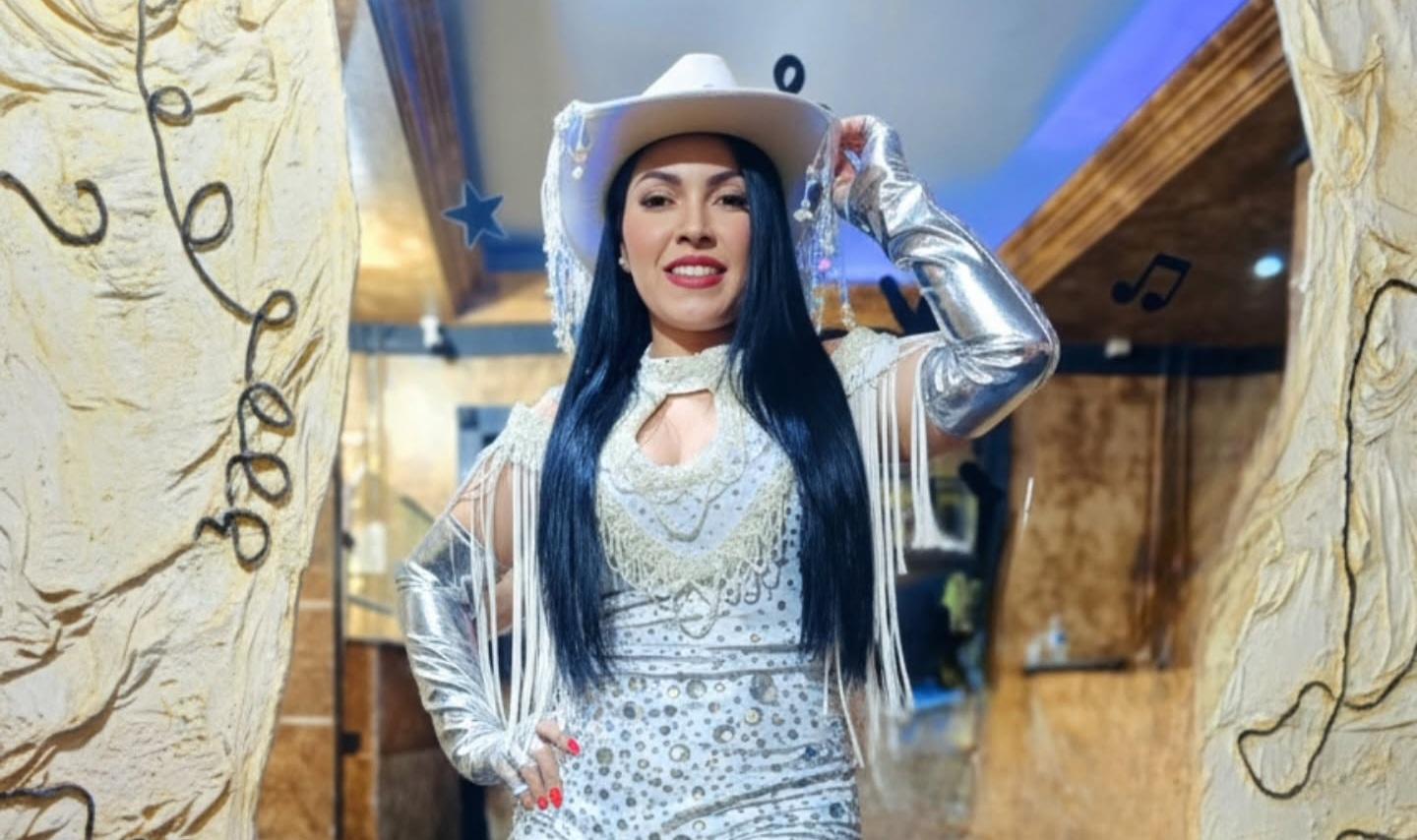 Após sair da Banda Djavú, Yara Larzury - 