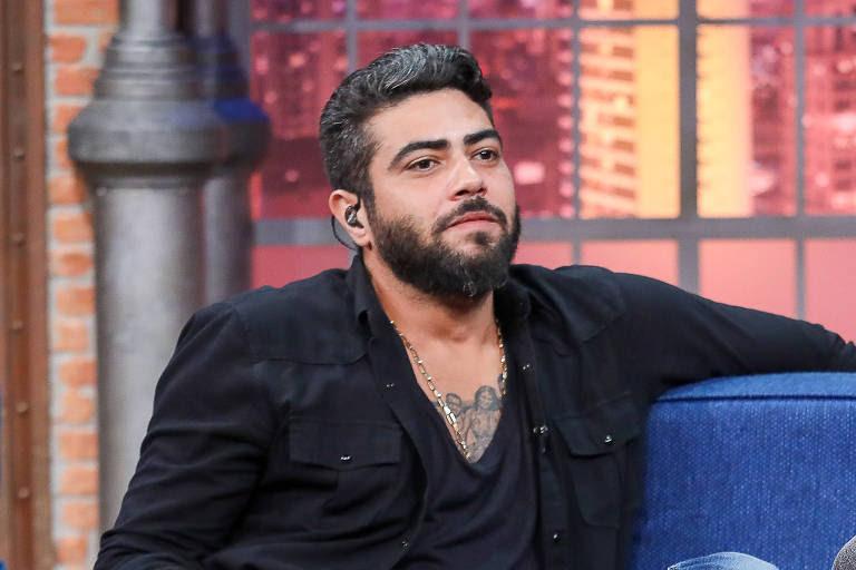 Henrique, da dupla com Juliano, passa por cirurgia e tem shows cancelados; antes do procedimento o artista se apresentou em Petrolina, mesmo com dores