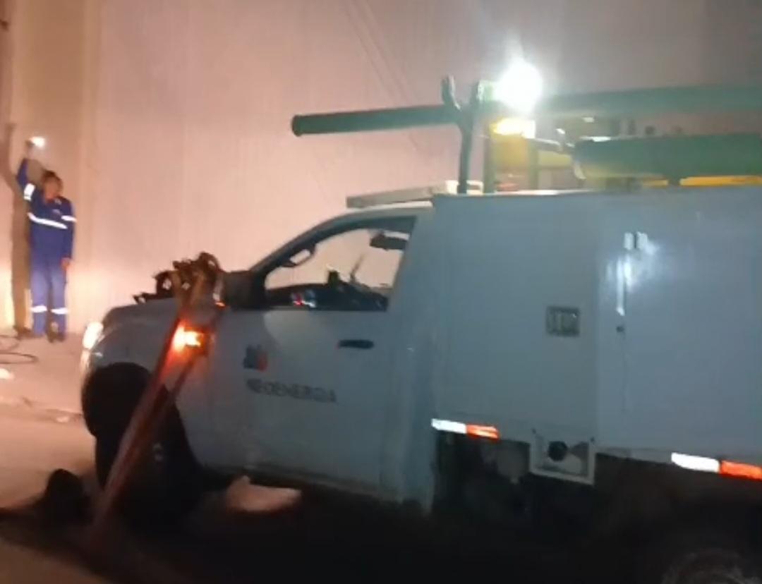 Neoenergia recolhe poste arrastado por caminhão no Centro de Lagoa Grande-PE e garante a segurança da população
