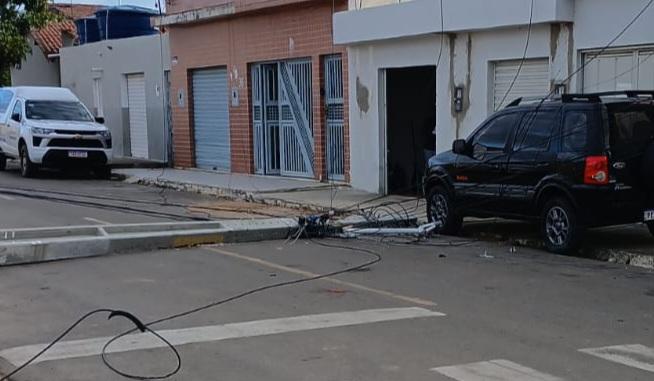 Poste cai ao lado do SAF de Lagoa Grande-PE depois de ser arrastado por caminhão