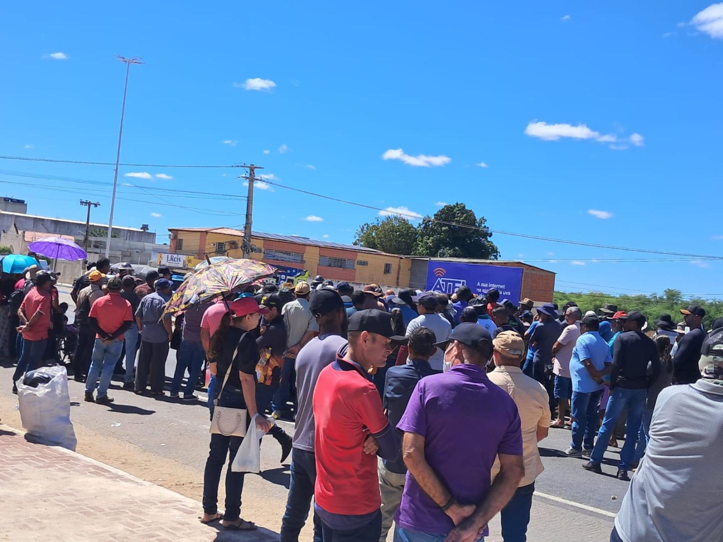 Agricultores afetados pela reserva da vida silvestre Tatu-bola realizam manifestação na BR-428, entre Lagoa Grande e Izacolândia