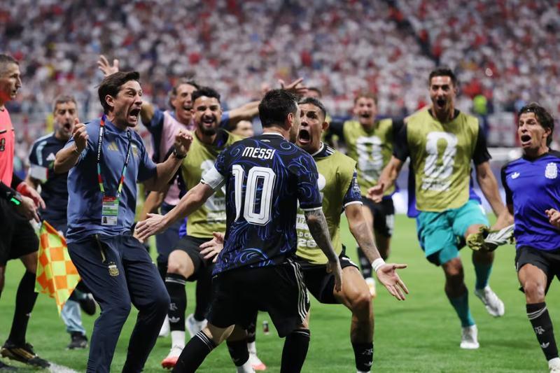 Com gols no fim, Argentina vence Inglaterra de virada e vai à final da Copa do Mundo para enfrentar a Espanha
