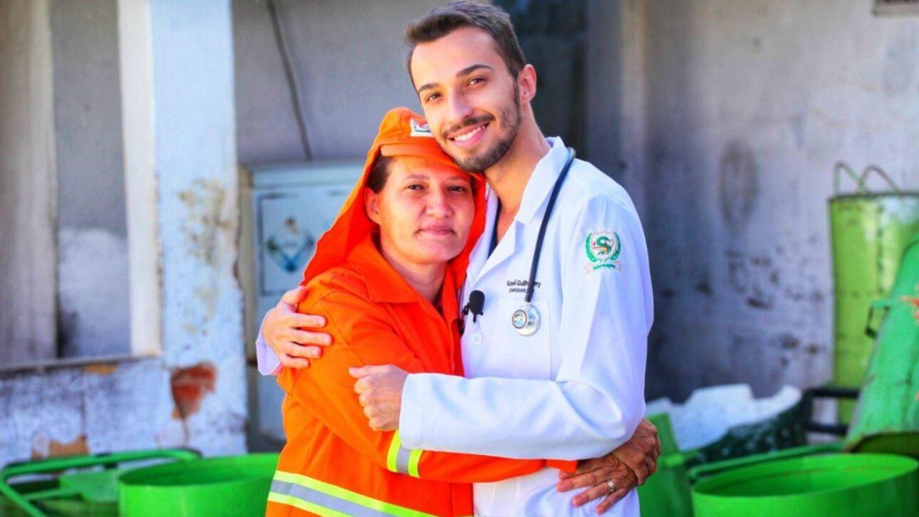 Enfermeiro homenageia a mãe gari em ensaio fotográfico de formatura e destaca os 16 anos de trabalho dela na limpeza urbana