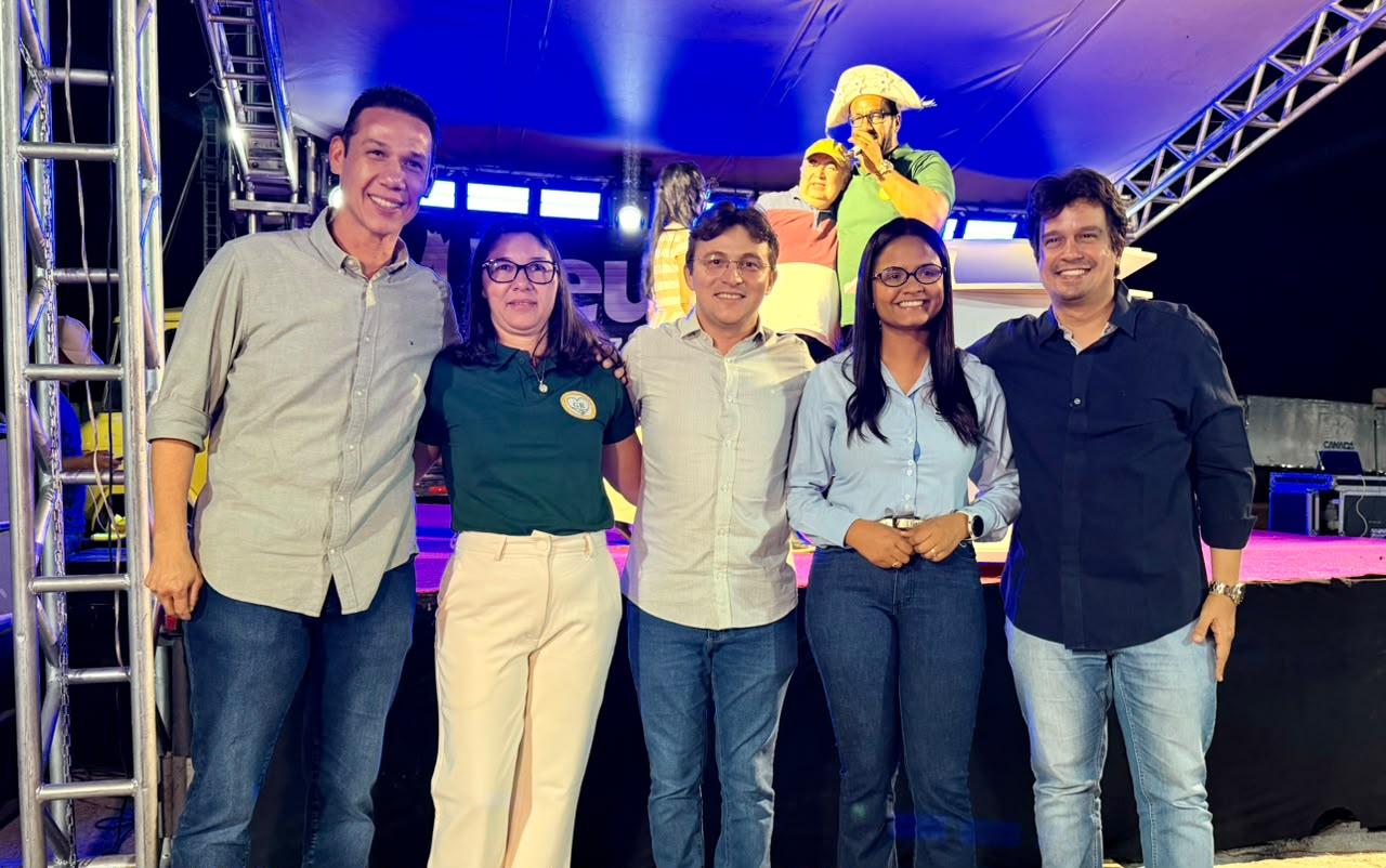 Lucas Ramos prestigia Tradicional Noite dos Colonos no Projeto Bebedouro, em Petrolina-PE ao lado de Elismar Gonçalves