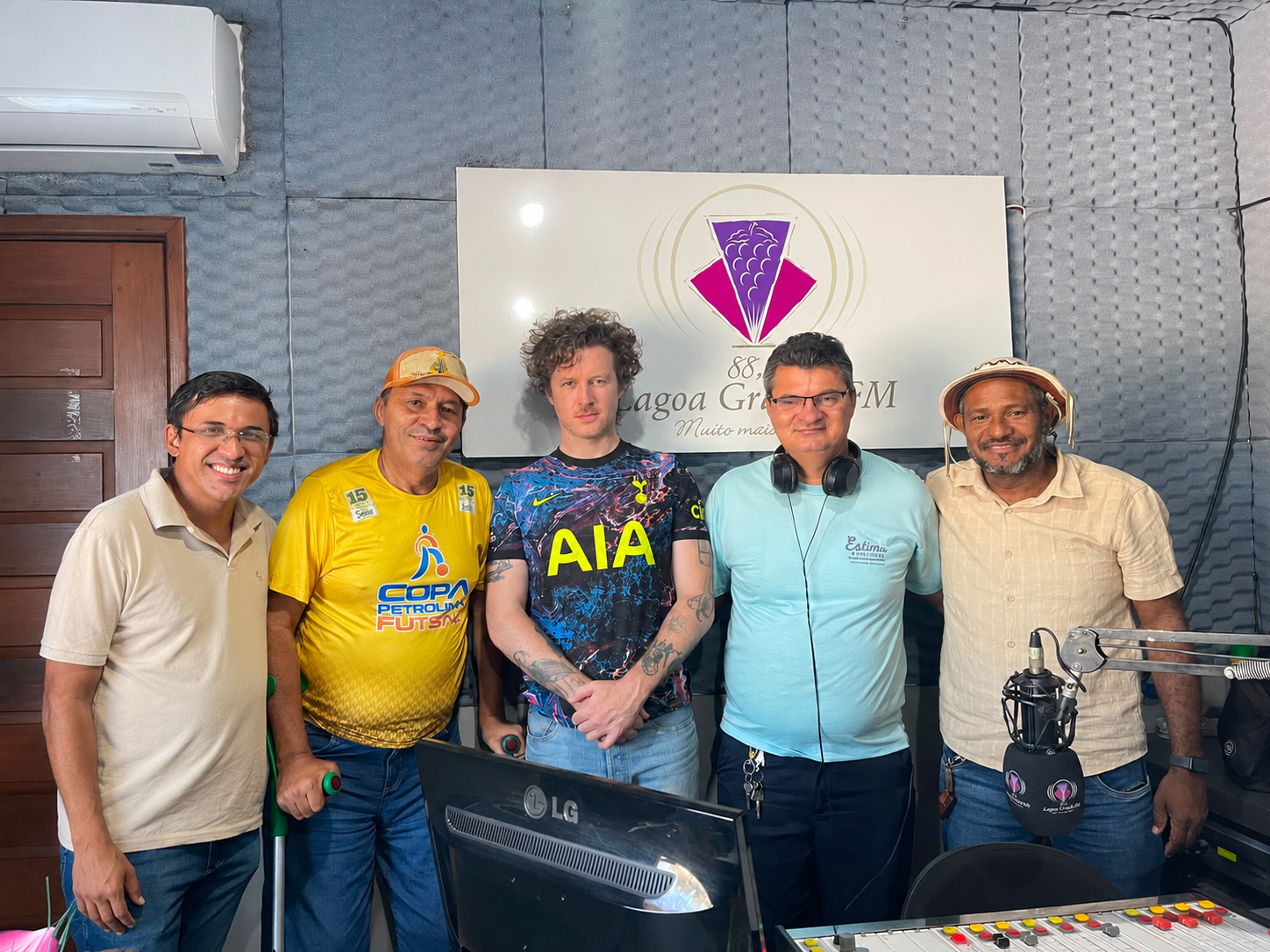 Programa Notícias em Destaque recebe o estadunidense Brendan, professor Ronaldo e o repórter Villas Boas para discutir comunicação esportiva e futebol de base feminino