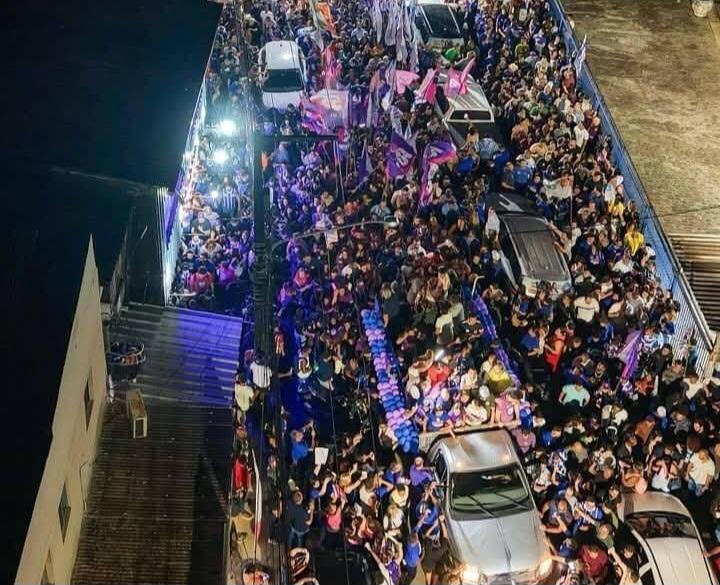Cercados de grande multidão, Raquel Lyra, Priscila Krause e comitiva realizam 