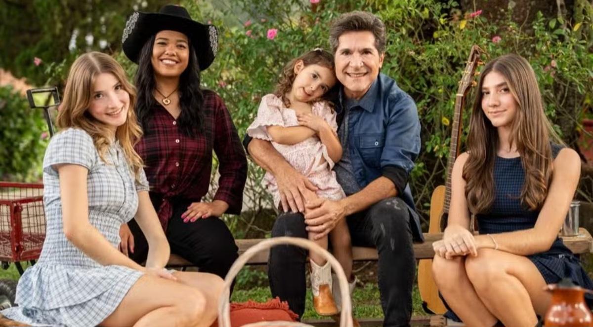Daniel reúne suas filhas com a filha de João Paulo e cantam 