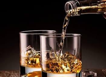 Dois homens apresentam perda da visão e audição após consumirem bebida alcoólica na Bahia; PC investiga o caso