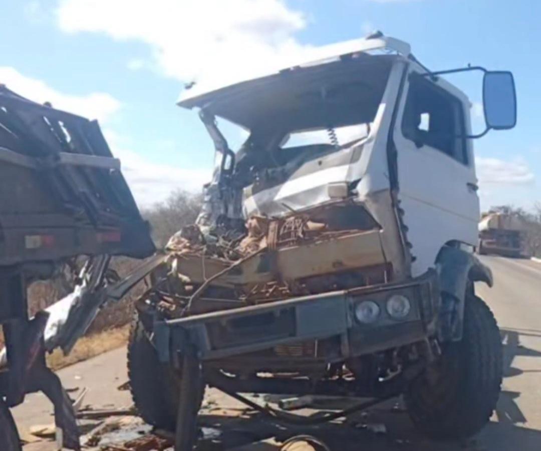 Motorista fica ferido ao sofrer acidente automobilístico na BR-407, em Petrolina-PE