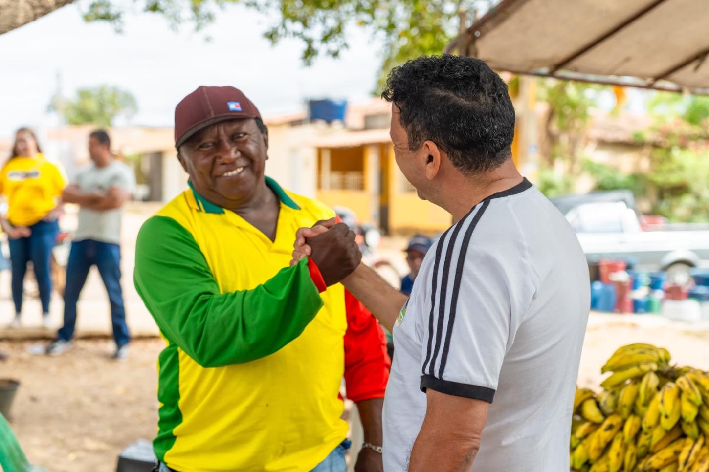 Campanha do candidato a deputado federal, Carlos Britto ganha força em Petrolina-PE com adesivaço e forte presença nas ruas