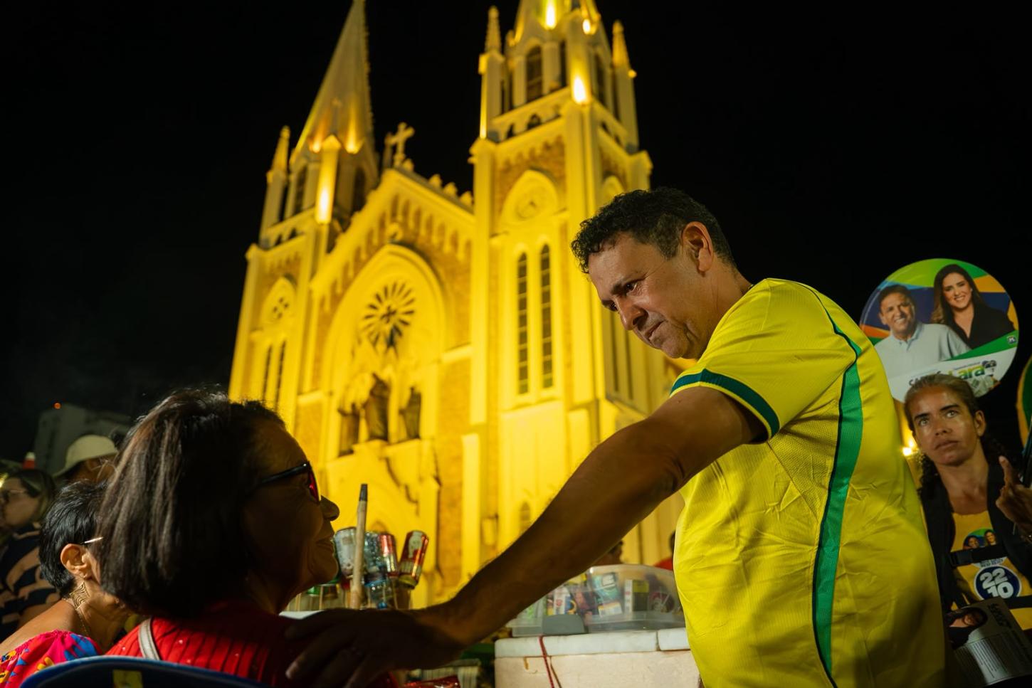 Candidato a deputado federal, Carlos Britto é recebido com carinho e entusiasmo no Desfile de 21 de Setembro em Petrolina-PE