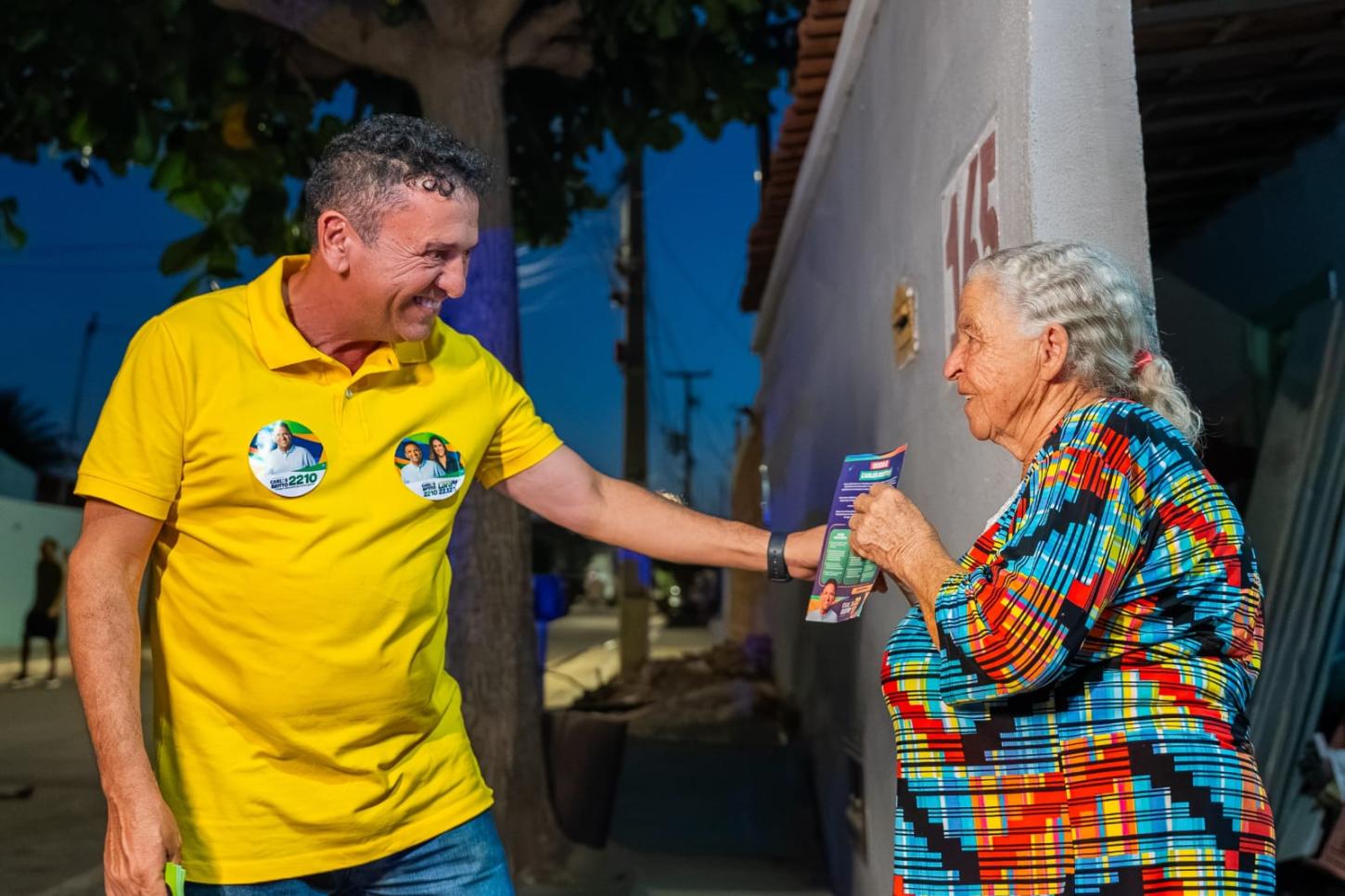 Candidato a deputado federal, Carlos Britto escuta demandas da população, apresenta propostas e promove arrastão de adesivaço em Petrolina-PE