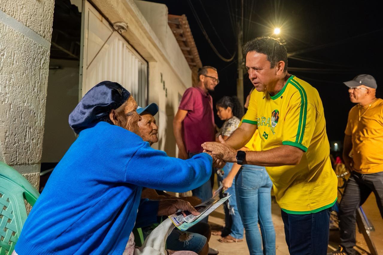 Candidato a deputado federal, Carlos Britto intensifica campanha com caminhadas e contato direto com eleitores no Sertão