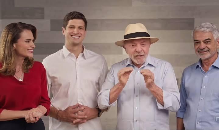 Candidato ao Governo de PE, João Campos chega à Petrolina para abraçar a cidade e levar o time de Lula às ruas