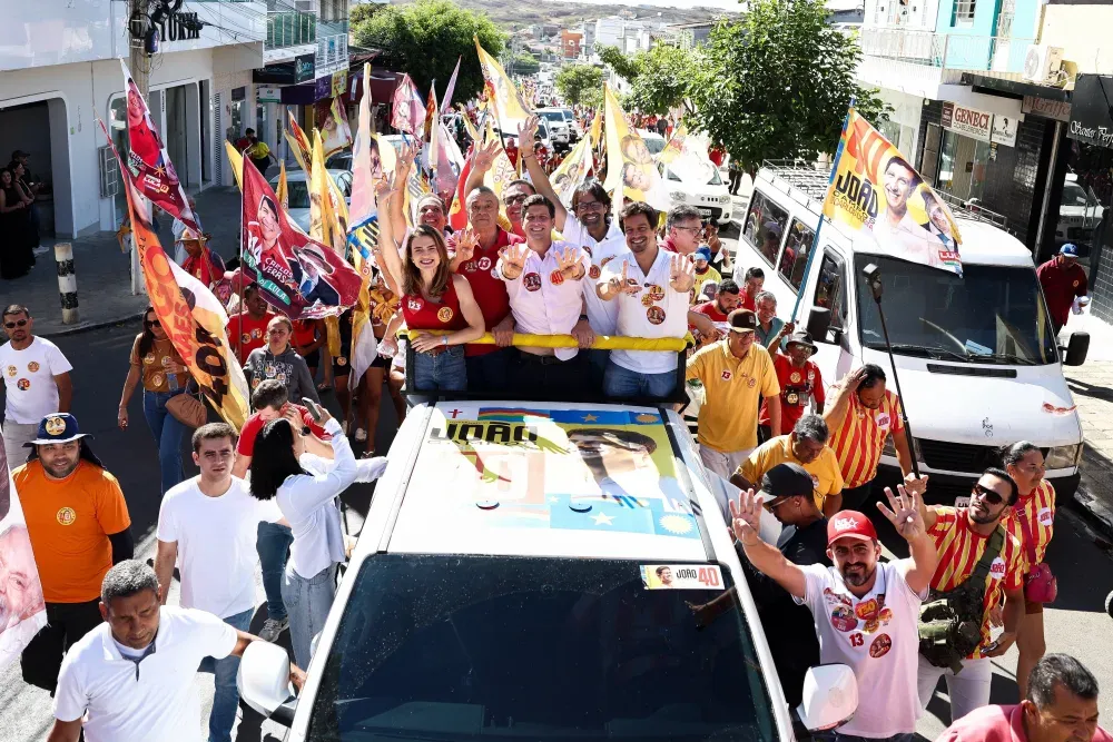 Candidatos a governador e deputado federal, João Campos e Lucas Ramos vão às ruas e realizam carreatas no Sertão de Pernambuco