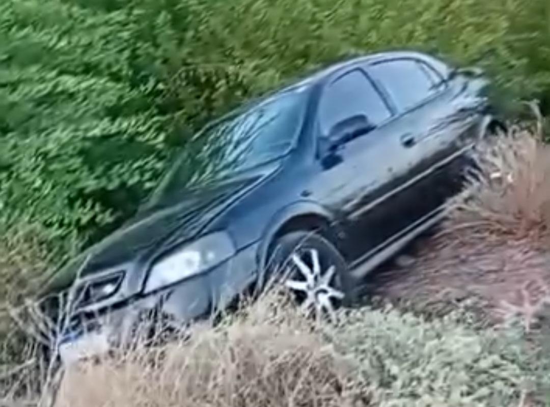 Carro desce pelo aterro na zona rural de Lagoa Grande-PE; ASSISTA