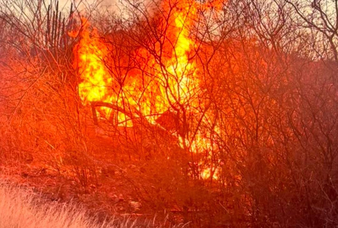 Carro pega fogo e deixa três pessoas feridas em Santa Maria da Boa Vista-PE; entre as vítimas uma criança