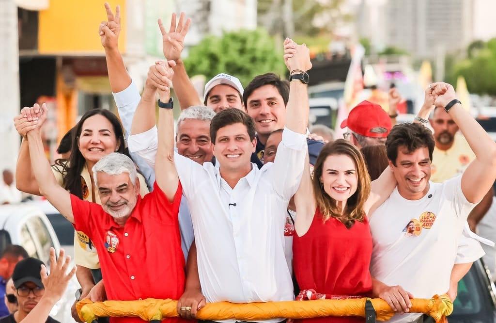João Campos e Lucas Ramos mostram força política ao realizarem grande carreata pelas ruas de Petrolina-PE e 