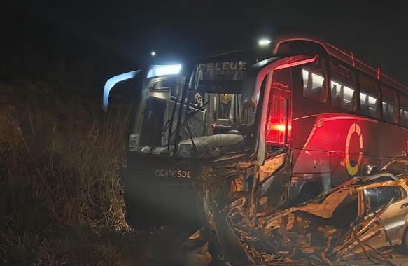 Tragédia no trânsito: Acidente envolvendo carro e ônibus mata quatro jovens na Bahia
