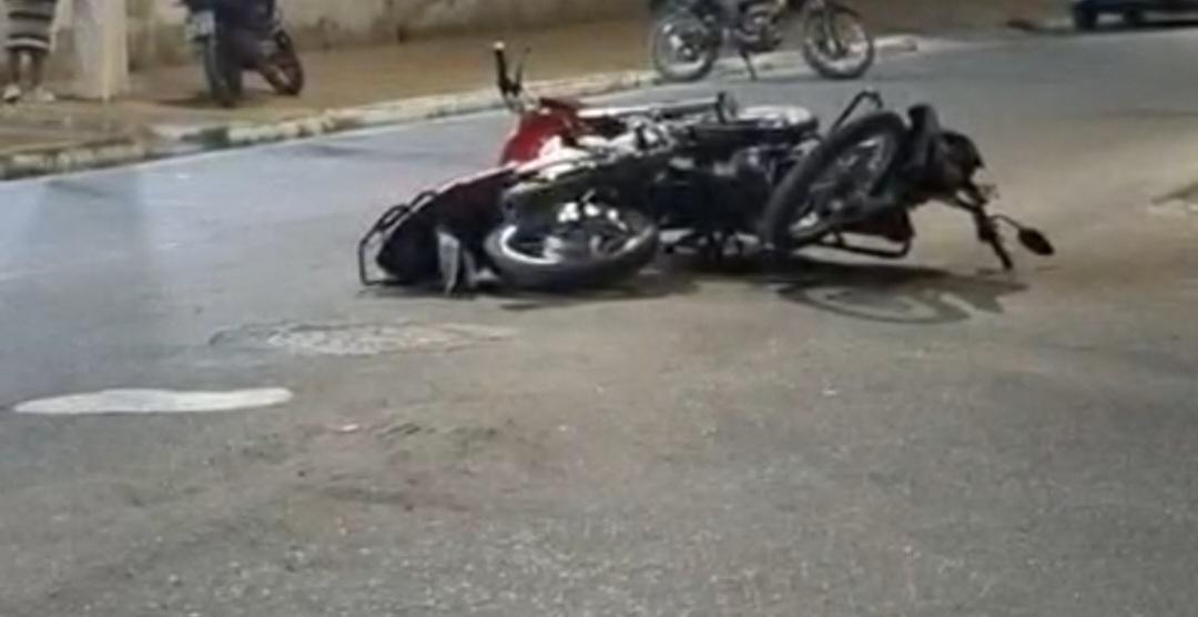 Acidente envolvendo duas motocicletas deixa mulher e homem feridos no bairro José e Maria, em Petrolina-PE