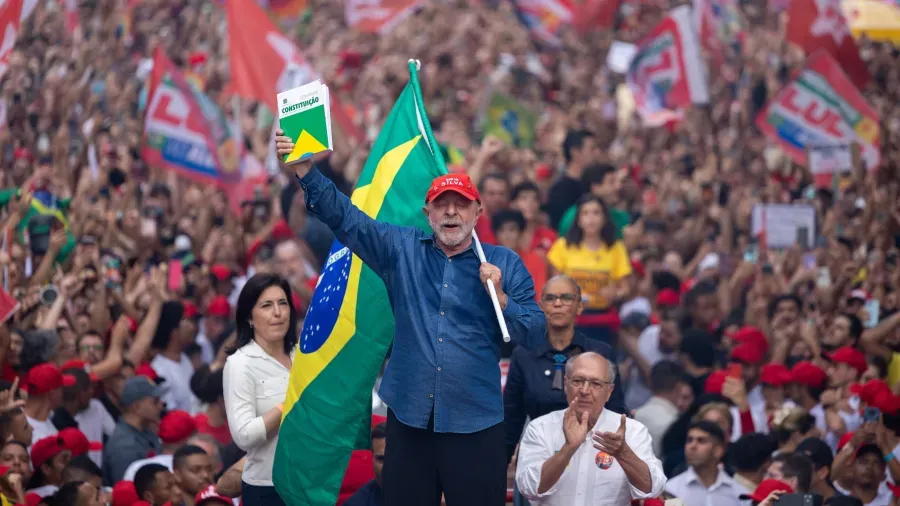 Em virada histórica, Lula é reeleito e governará o Brasil pela quarta vez