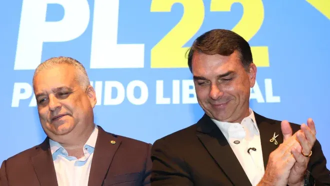 Flávio Bolsonaro chega aos Estados Unidos; Alfredo Gaspar reconhece a derrota no 2º turno da eleição