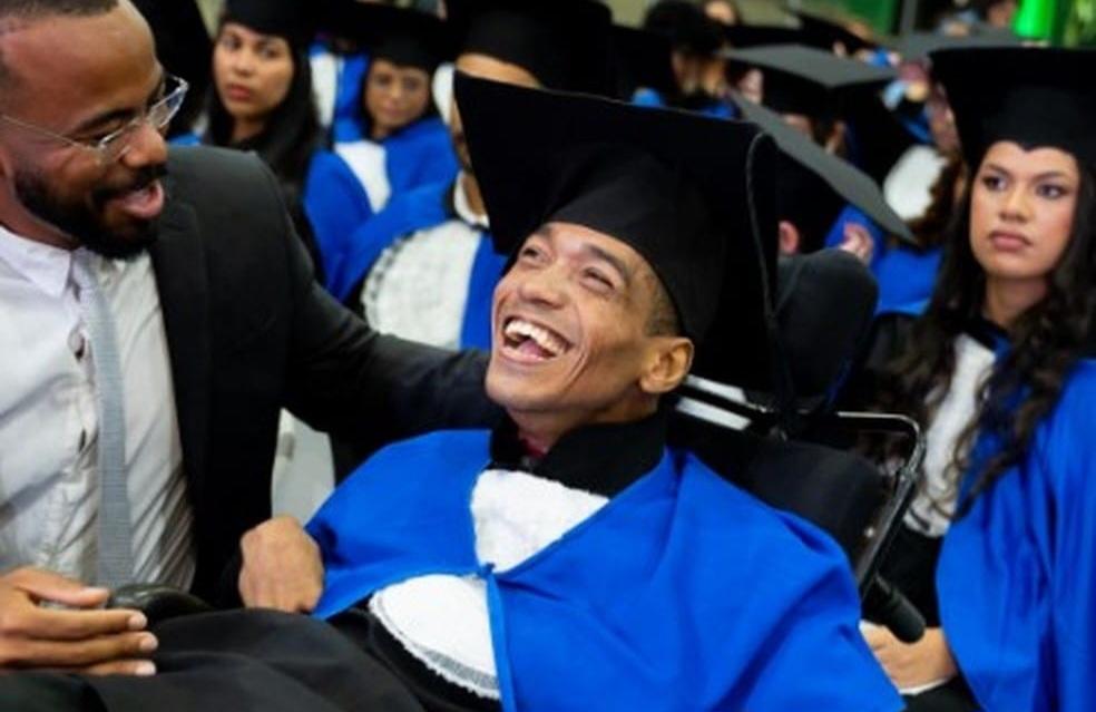História de superação: Estudante com paralisia cerebral cria TCC sobre IA e se forma no Sertão de Pernambuco