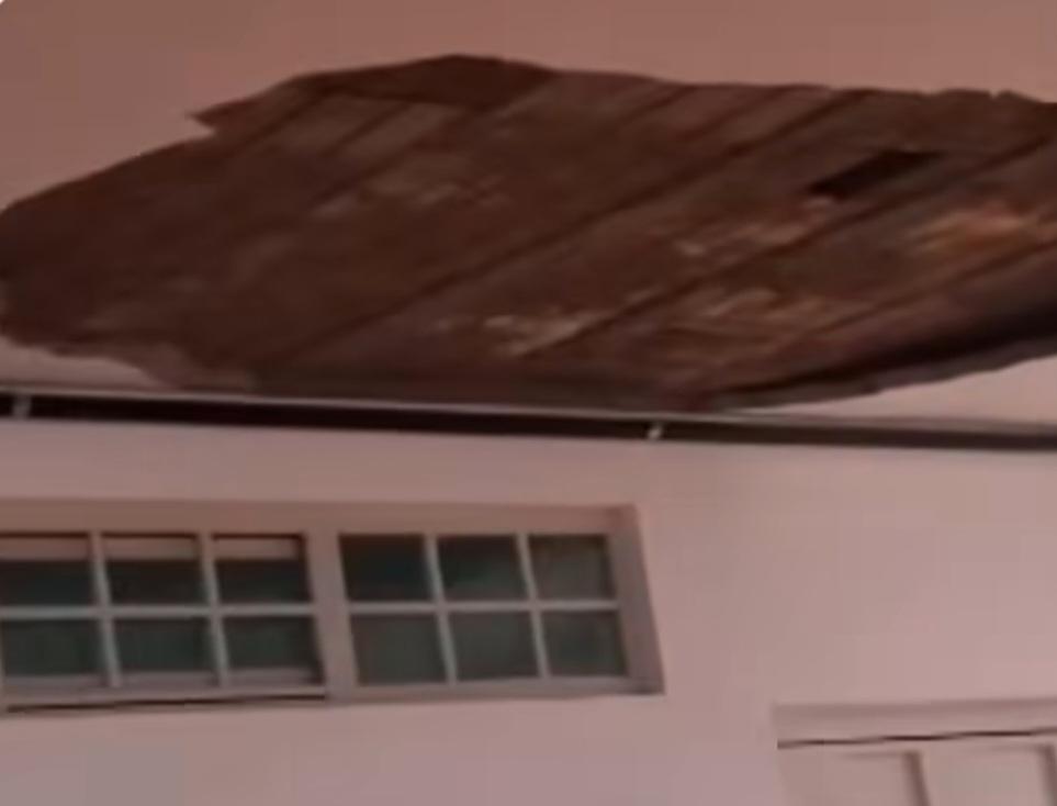 Matéria atualizada, com endereço corrigido: Parte do teto de escola em Petrolina-PE cai em área de eleitores durante votação; VEJA O VÍDEO
