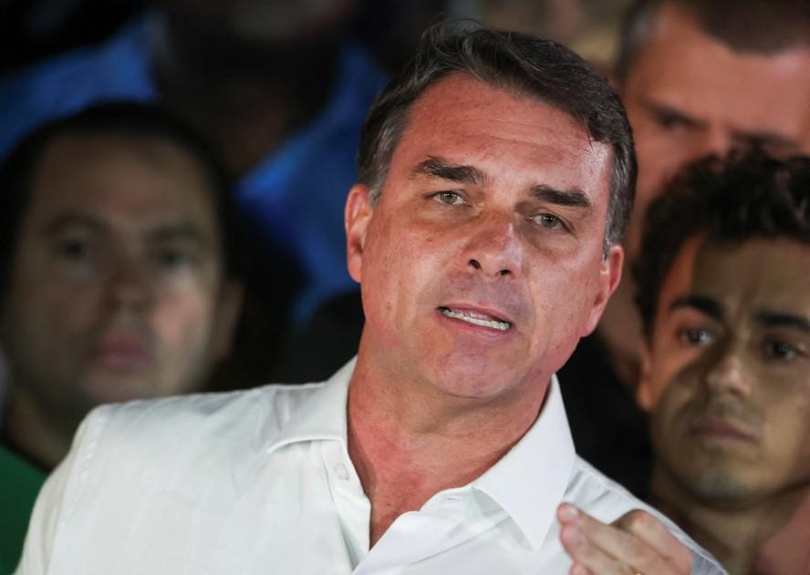 PF investiga possível fuga de Flávio Bolsonaro para os EUA via Argentina; aliados tentam contato com o senador, mas, sem sucesso
