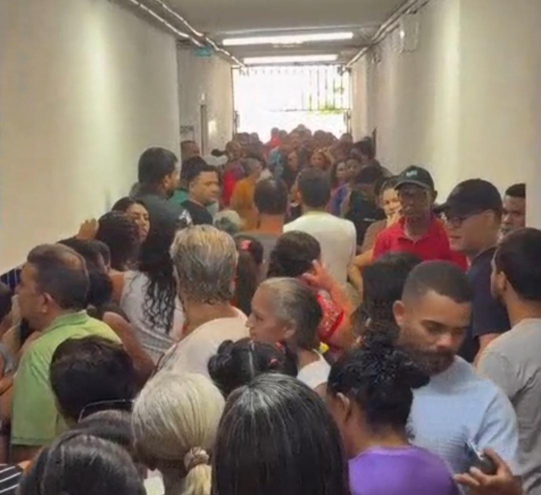 Urna eletrônica apresenta problema na Escola Jesuíno Antônio d’Ávila, em Petrolina-PE e aumenta fila de eleitores